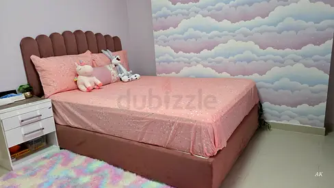 140x200 Queen bed with pocket spring pillow top mattress in best condition