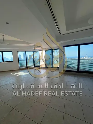 شقة فاخرة للإيجار في المجاز 1 الشارقة | إطلالة بحرية مباشرة | جميع الغرف ماستر | تراس + غرفة غسيل | جيم ومسبح وباركن مجاني | 4 أو 6 دفعات | 95 ألف