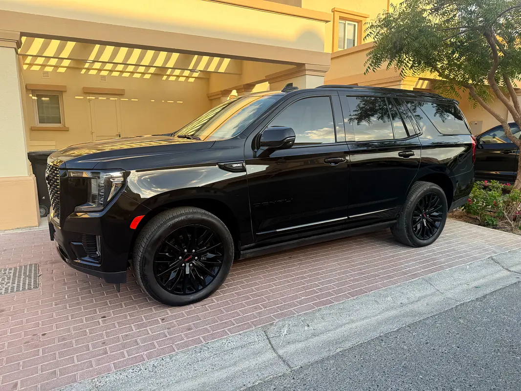 GMC Yukon 2023 — photo 1 of 7