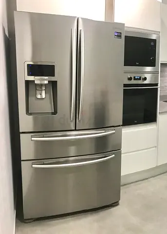 Large French Door Refrigerator with Twin Freezer Drawers and Water Dispenser
