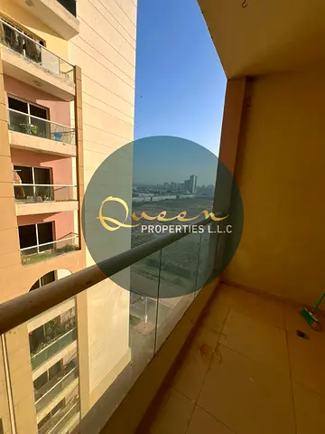 Premium family residence in a prime location with 6 payment installments, plus free central AC and free parking.