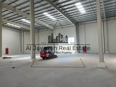 A corner warehouse of 7515 feet, suitable for all industrial and storage activities.