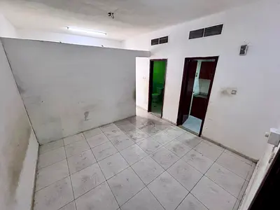 Studio apartment behind Al Ain Hotel, large area, central air conditioning, separate kitchen, maintenance included.