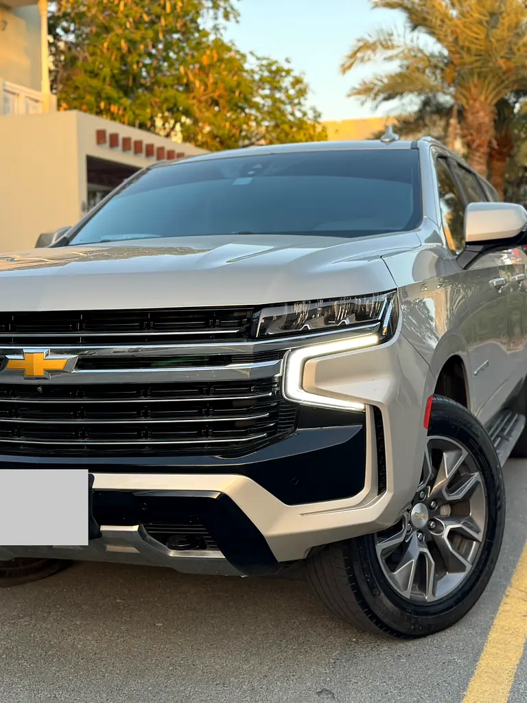 Chevrolet Suburban 2023 — photo 1 of 11