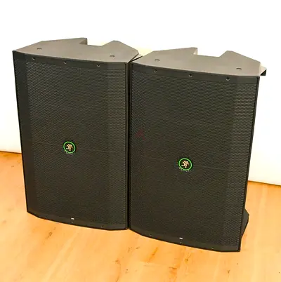 Mackie sound system . 2 tops - 1 Sub