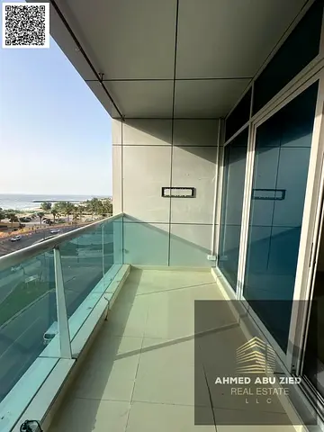 3 غرف بكورنيش عجمان | تكييف وباركن مجاني | 66 ألف