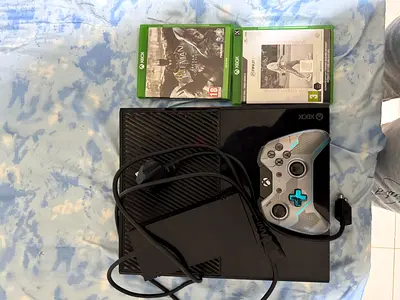 Xbox One console with controller, power brick and 2 games (good working condition)