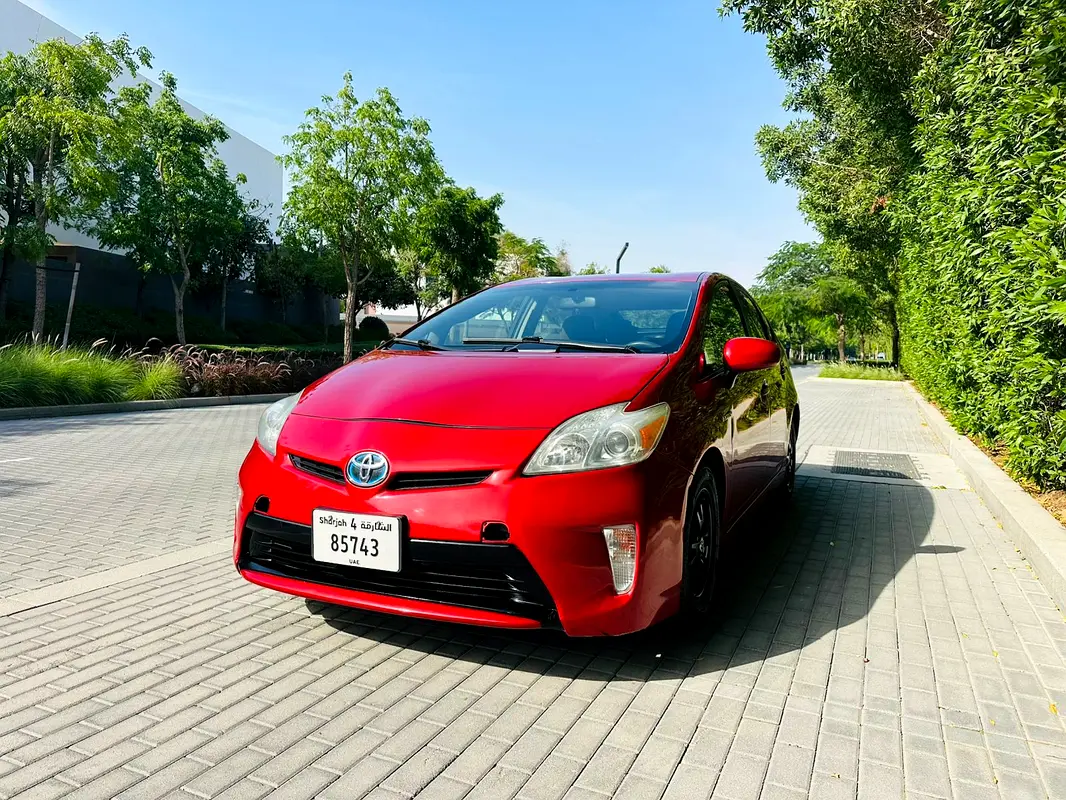 Toyota Prius 2015 — photo 1 of 9