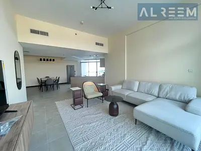 شقة فاخرة ومترفة مكونة من غرفتي نوم وصالة (2BHK) مفروشة بالكامل في موقع مميز.