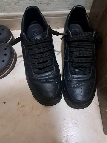 Black low-top casual sneakers, size approx. EU 42 (used) from a al bateah player
