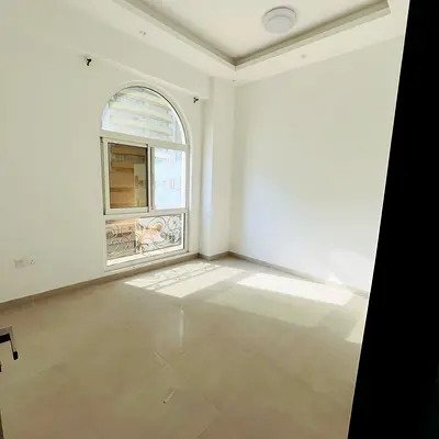 🏡 شقة غرفة وصالة للإيجار السنوي في عجمان – الراشدية 1 بجوار الهورايزن، موقع حيوي قريب من الخدمات والمواصلات وسهل الوصول لدبي والشارقة، تشطيب راقي