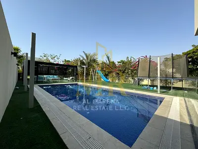 Corner villa, two floors, swimming pool and jacuzzi, located close to services, price includes electricity, water and air conditioning.