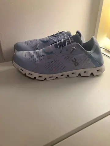 On cloud shoes original, brand new. Price negotiable