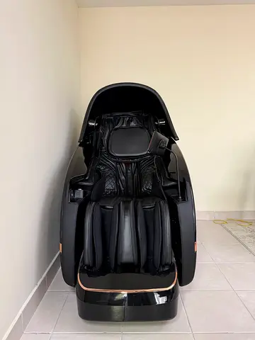 Full-body Black Massage Chair with Foot and Calf Massage - Excellent Condition