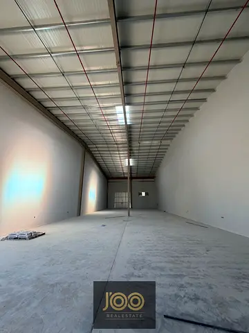 فرصة | مستودع مميز للإيجار | كهرباء 45 KW + بابين + موقع استراتيجي + جاهز للتشغيل الفوري