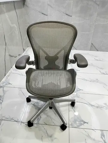 Selling herman miller ergonomic mesh chair.size B.only little use