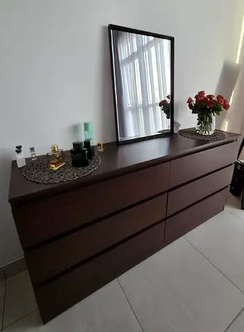 Dark Wood 6-Drawer Dresser with Mirror and 2 night stands Great Condition