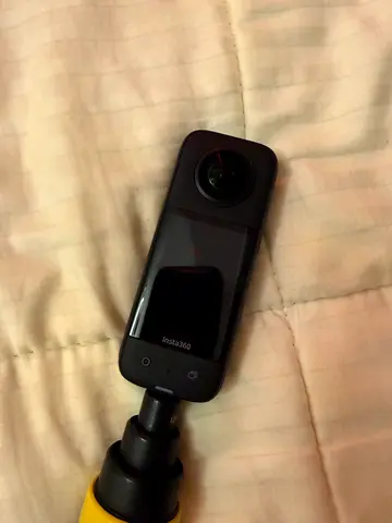 Insta 360 x3 1TB gold sandisk with 1 meter selfie stick