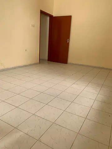 للإيجار شقة واسعة ومميزة بموقع استراتيجي ساحر (ثاني صف من الكورنيش مباشرة). استمتع بالراحة والقرب من البحر بسعر غير