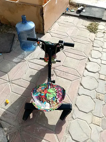 Kids three-wheel ride-on scooter with seat — colorful graffiti design