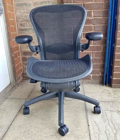 Selling for Herman Miller Areon chair size B size and C available
