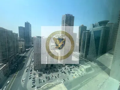 شقة واسعة غرفه وصاله بإطلاله مفتوحه على شارع الخان الرئيسي وقرب مخرج دبي