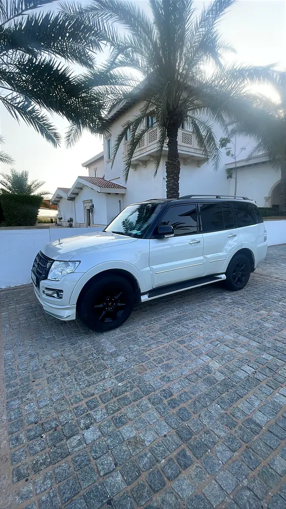 Mitsubishi Pajero 2018 — photo 1 of 11