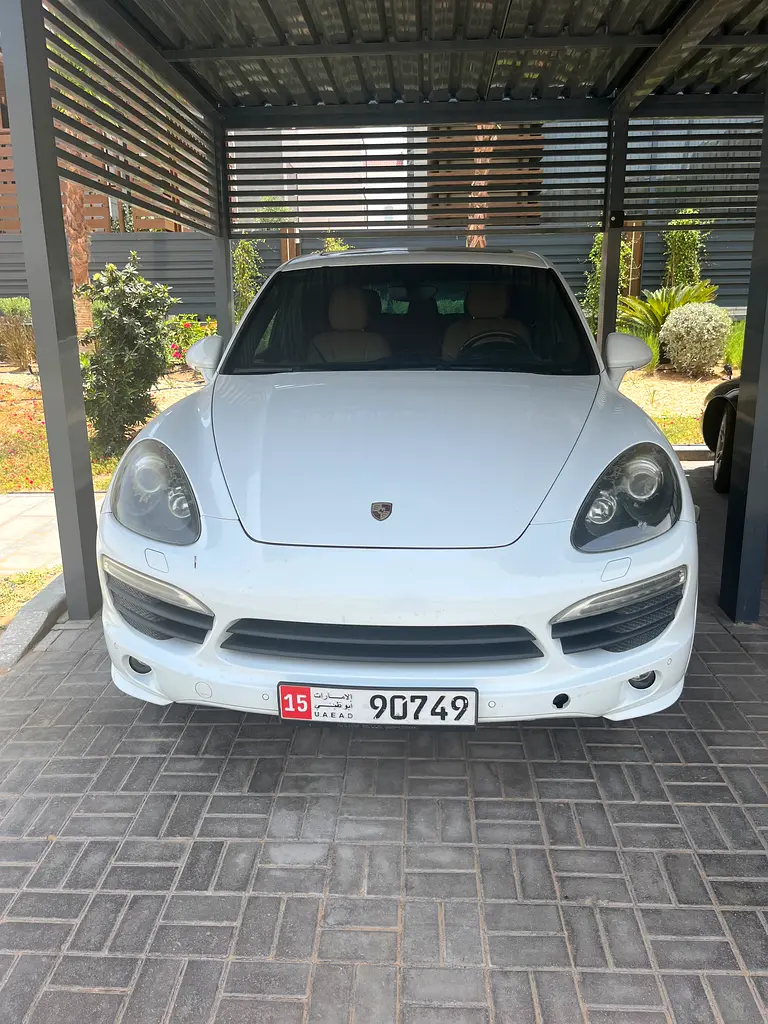 Porsche Cayenne 2012 — photo 1 of 4