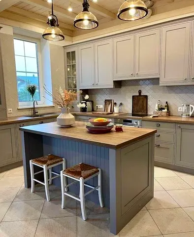 Modern Shaker Style Kitchen with Central Island