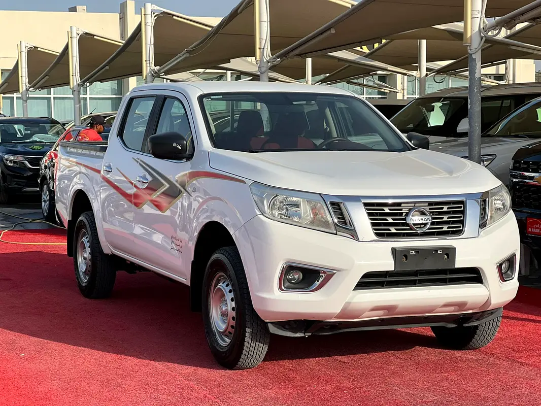 Nissan Navara 2022 — photo 1 of 14