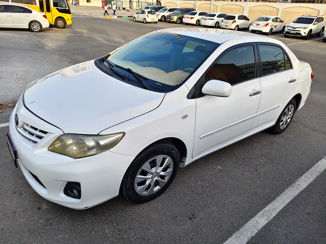Toyota Corolla 2011 — photo 1 of 8