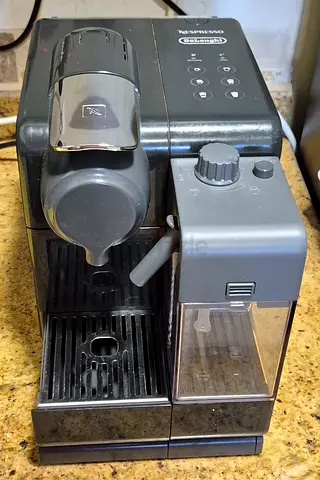 DeLonghi Nespresso Latissima Touch-Capsule Coffee  Milk Frother Machine
