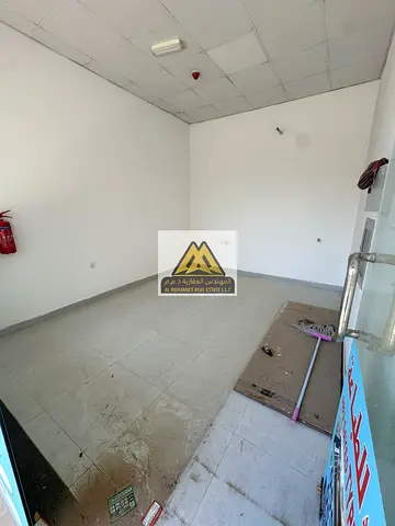 Shop for investment / In a prime location / On the main road / Large area: