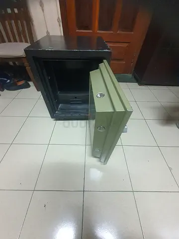 Small metal safe / security locker - used