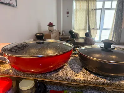 Set of two non-stick shallow cooking pans with lids (red + black)
