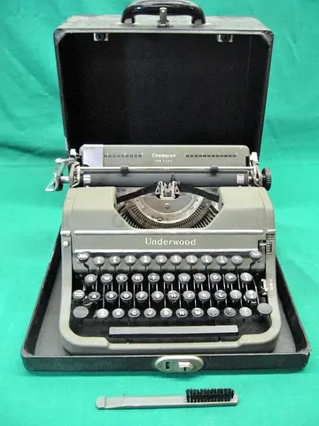 Underwood champion English Typewriter with carrying case made in USA