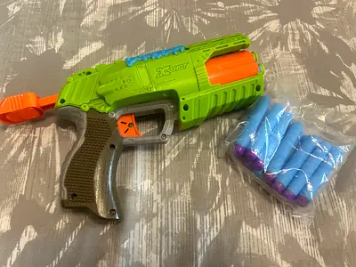 TOYSRUS XSHOT GUN WITH DARTS (no battery needed)