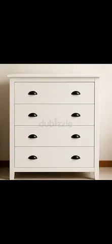 White 4-Drawer Chest / Dresser in excellent Condition