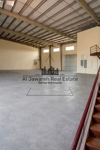 مستودع للايجار 8215 قدم  100 كيلو وات علي زاويه وشارع رئيسي