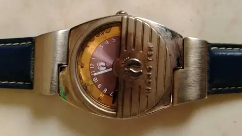 Vintage Unisex Analog Wristwatch with Unique Sliding Cover