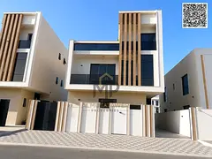 Modern three-story villa with luxurious and contemporary finishes. Price includes registration fees