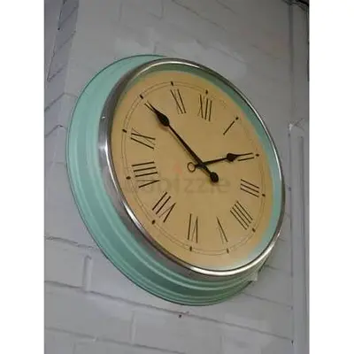 Vintage-style Wall Clock with Roman Numerals (Mint Frame)