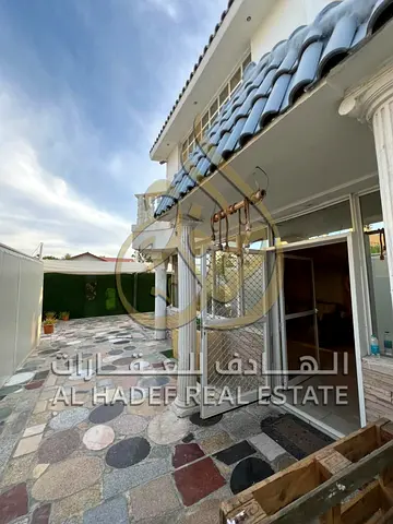 مطبخ مجهز بالكامل ▫️بلكونة كبيرة ▫️3 غرف نوم منها غرفة ماستر ▫️مساحة خارجية مناسبة ▫️باركن خارجي لـ 3 سيارات ▫️مفروشة بالكامل ▫️موقع هادئ ومميز 💳 الد