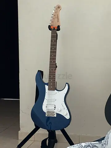 Blue electric guitar - From Yamaha , perfect working condition