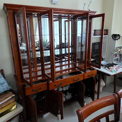 Dining table expandable for 8, with 2 cabinets