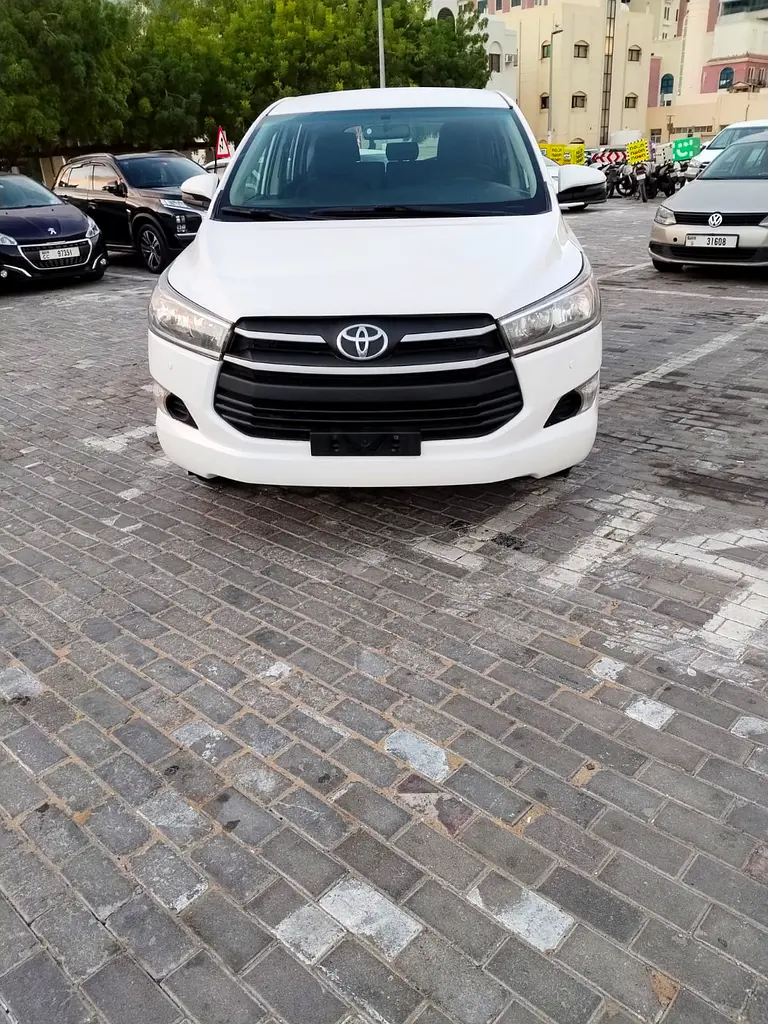 Toyota Innova 2018 — photo 1 of 16