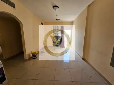 بلكون مع اطلاله مفتوحه وباركن مجاني موقع مميز وحيوي قريب من كل الخدمات مثل المقاهي والمتاجر وقريب من مخرج دبي