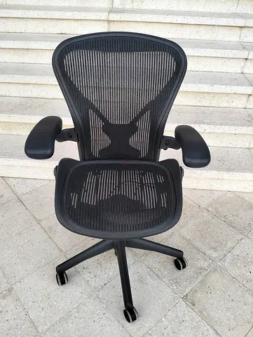 Im selling Herman Miller Areon classic chair size B size and C available