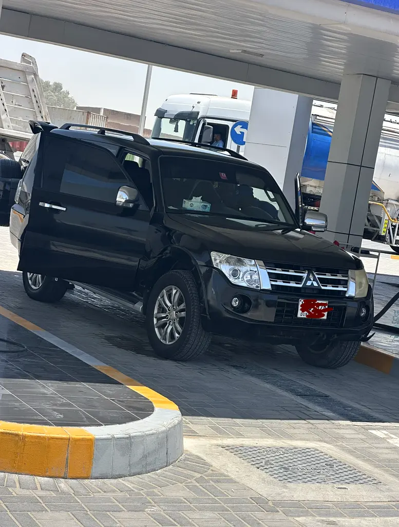 Mitsubishi Pajero 2013 — photo 1 of 12