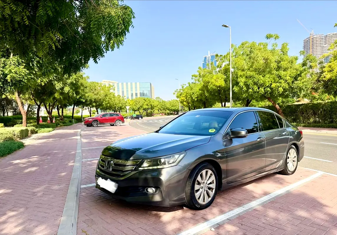 Honda Accord 2015 — photo 1 of 6